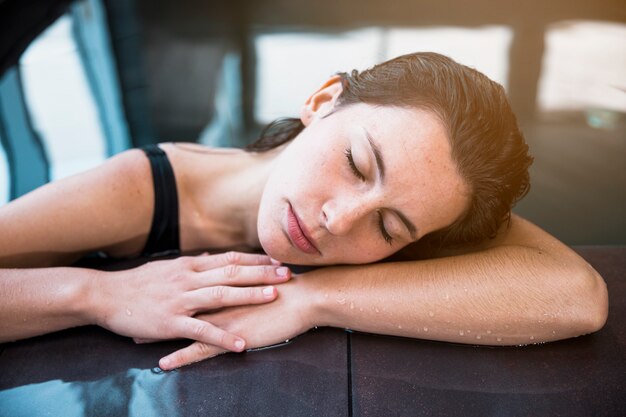 Mujer relajando en spa