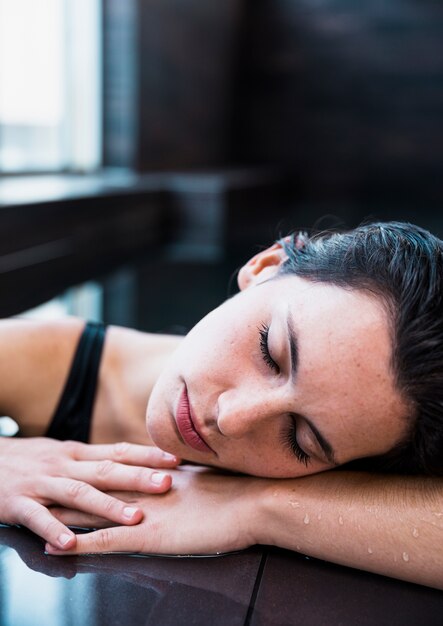 Mujer relajando en spa