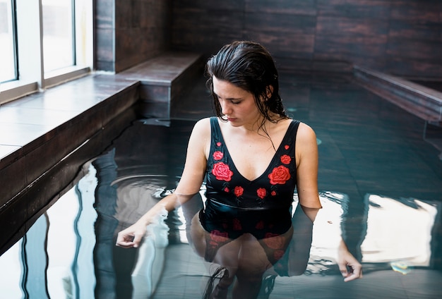 Foto gratuita mujer relajando en spa