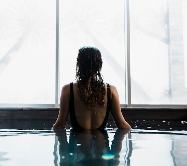 Mujer relajando en spa