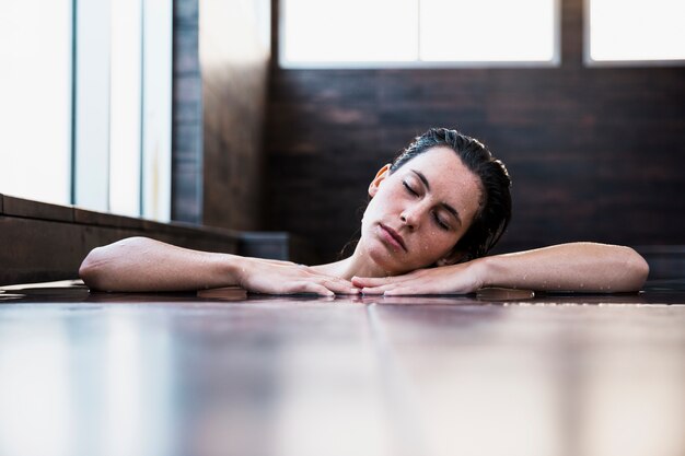 Mujer relajando en spa