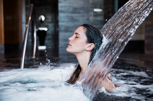 Foto gratuita mujer relajando en spa