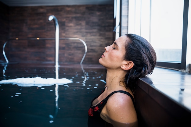 Foto gratuita mujer relajando en spa