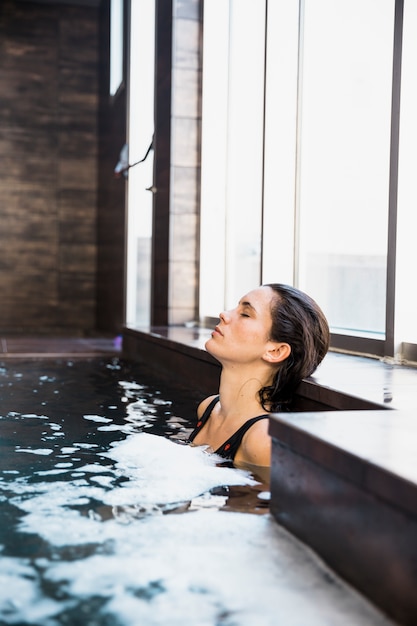 Mujer relajando en spa