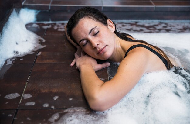 Mujer relajando en spa