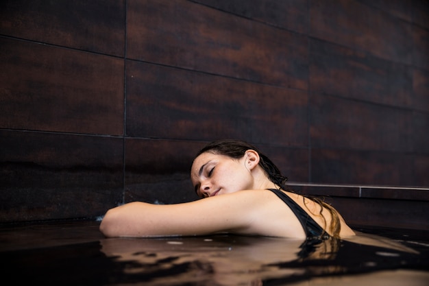 Mujer relajando en spa