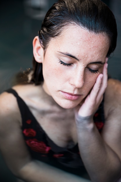 Foto gratuita mujer relajando en spa