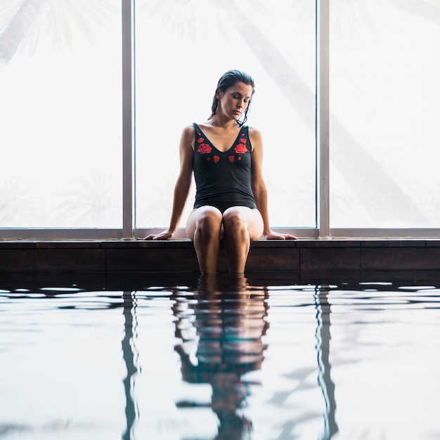 Mujer relajando en spa