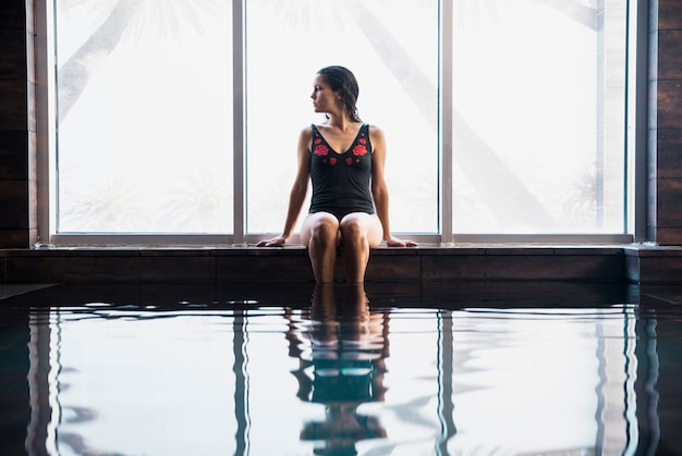 Mujer relajando en spa