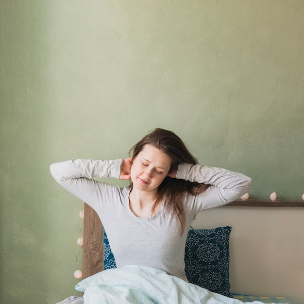 Foto gratuita mujer relajando en su cama