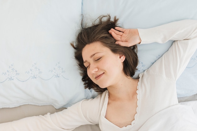 Mujer relajando en su cama