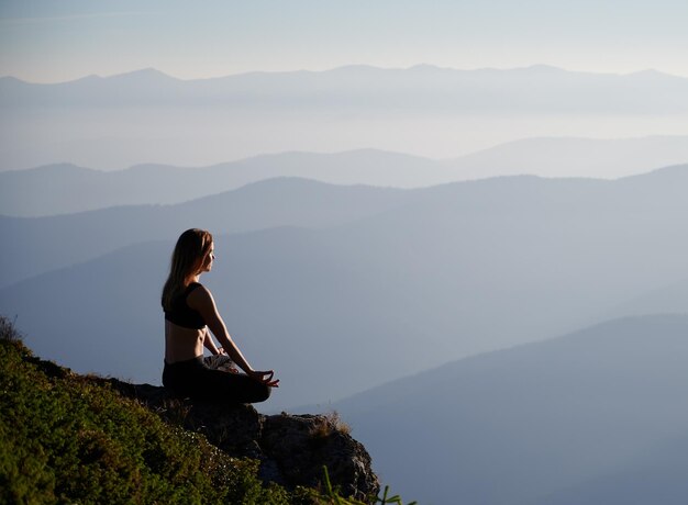 Mujer relajándose y meditando en el aire fresco