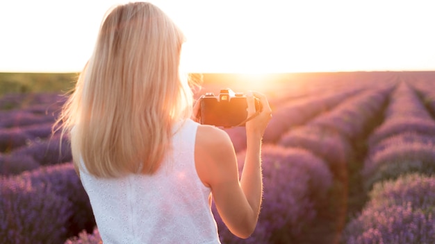 Foto gratuita mujer relajante en campo de flores