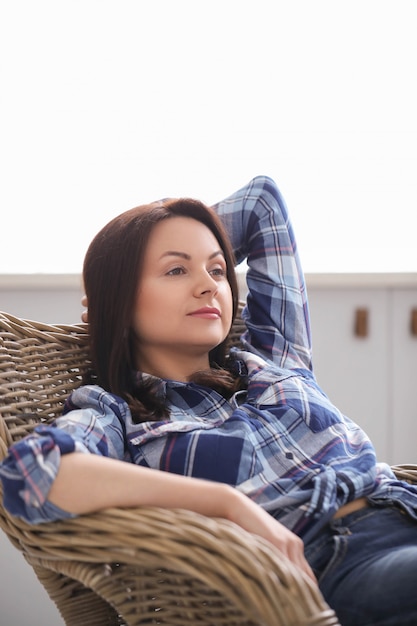 Mujer, relajante, en casa