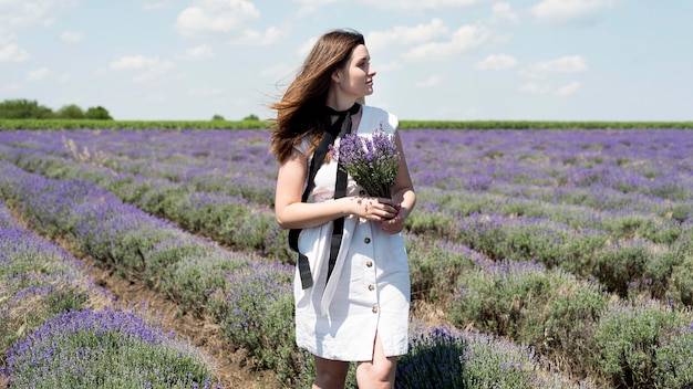 Foto gratuita mujer relajante y disfrutando de la naturaleza