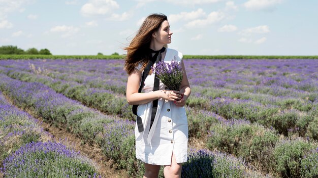 Mujer relajante y disfrutando de la naturaleza