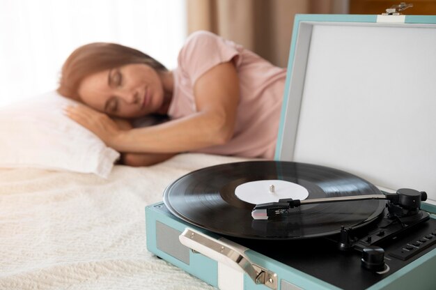 Mujer relajante escuchando música en casa