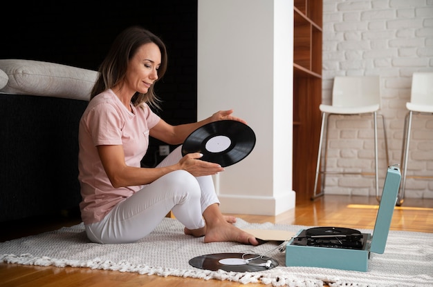 Foto gratuita mujer relajante escuchando música en casa