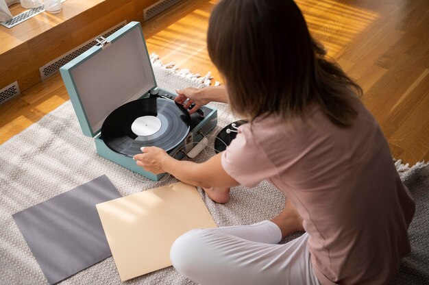 Mujer relajante escuchando música en casa