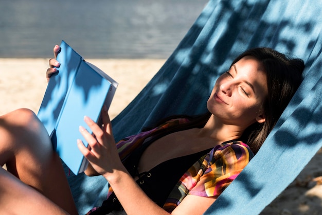 Mujer, relajante, en, hamaca, mientras, en la playa