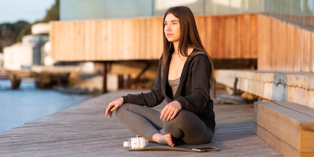 Mujer relajante junto al mar