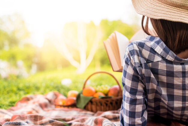 Mujer relajante libro de lectura en el parque