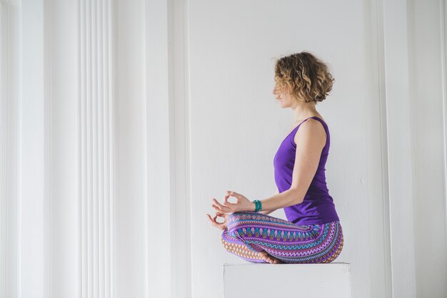 Mujer, relajante, meditar, hogar