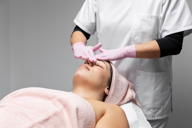 Mujer relajante en un salón de belleza