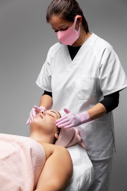 Mujer relajante en un salón de belleza