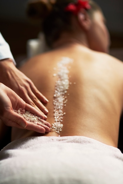 Foto gratuita mujer relajante en el spa