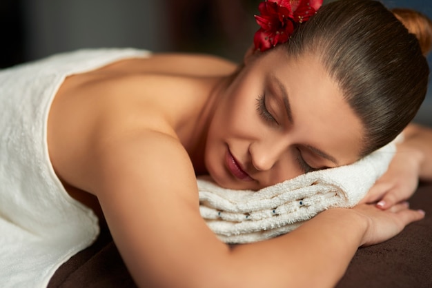 Mujer relajante en el spa