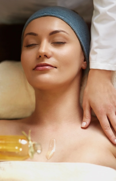 Mujer relajante en el spa