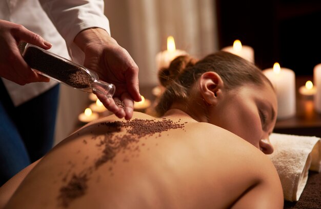 Mujer relajante en el spa