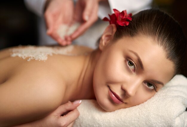 Mujer relajante en el spa