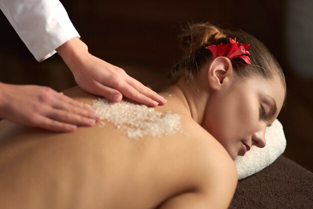 Mujer relajante en el spa