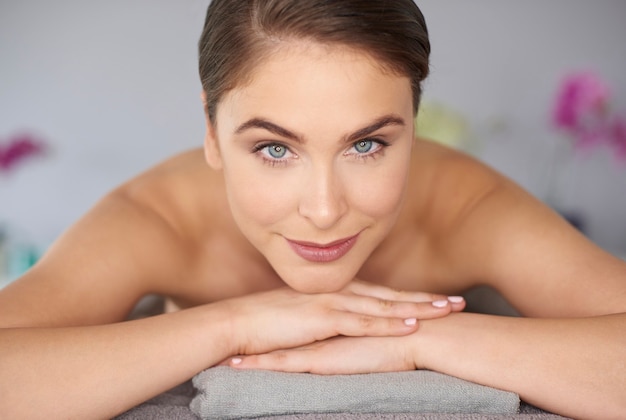 Mujer relajante en el spa