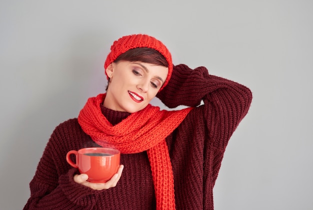 Mujer relajante con taza de chocolate caliente