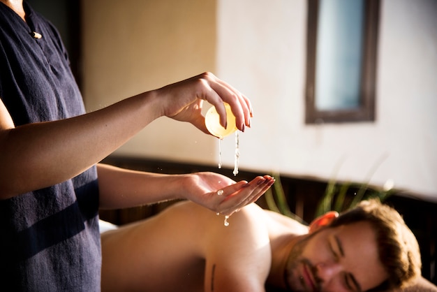 Mujer relajante de un tratamiento de spa