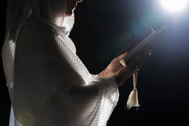 Foto gratuito mujer religiosa orando en luna llena