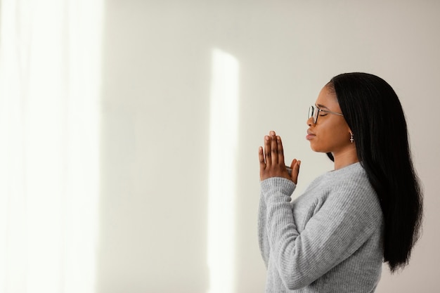 Mujer religiosa rezando en casa