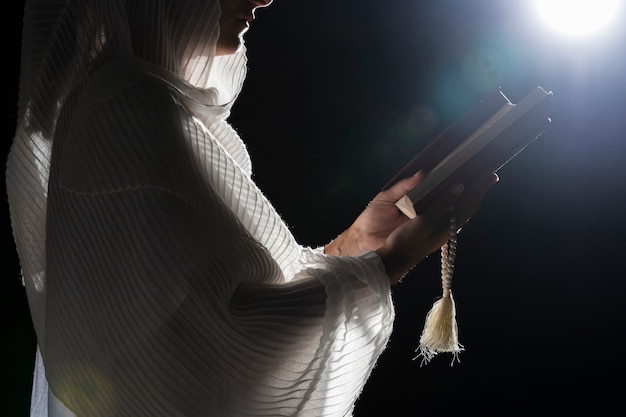 Mujer religiosa rezando en luna llena