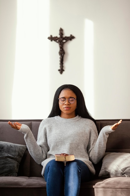 Foto gratuita mujer religiosa rezando con rosario