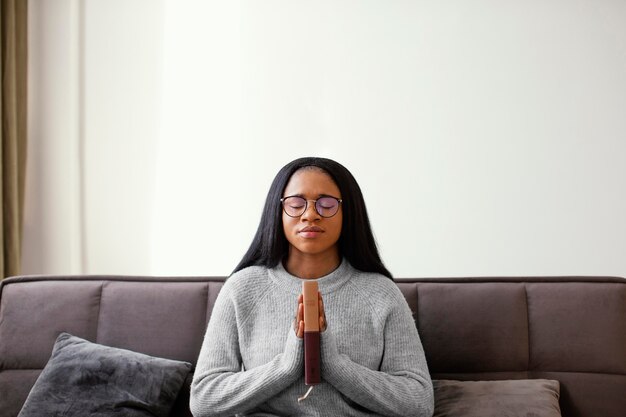 Mujer religiosa sosteniendo un libro