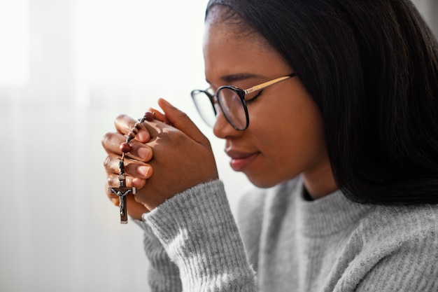 Foto gratuita mujer religiosa, tenencia, rosario