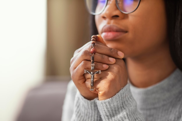 Mujer religiosa, tenencia, rosario