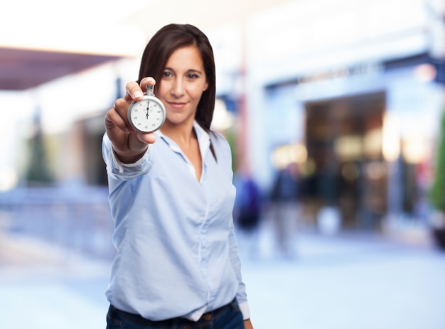 Mujer con un reloj despertador