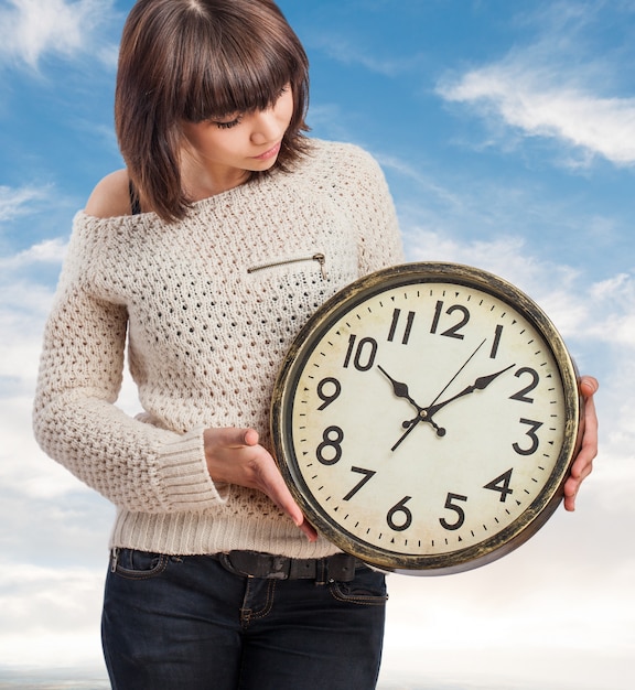 Mujer con un reloj gigante en las manos