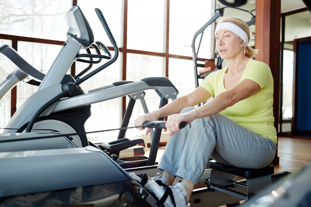 Mujer remando en el gimnasio