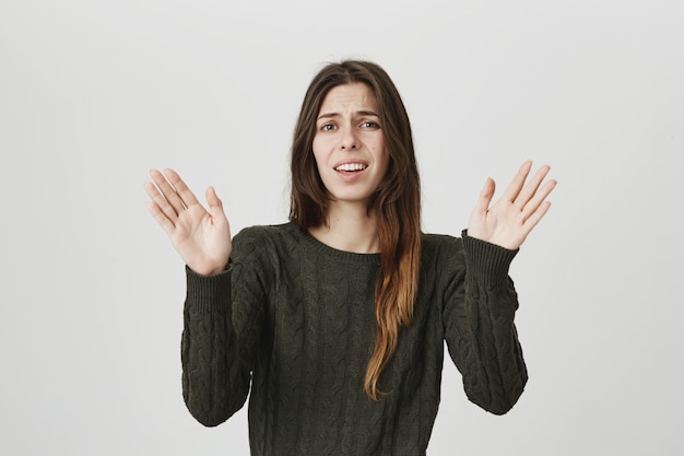 Mujer renuente y no molesta saluda con la mano en rechazo, rechaza la oferta