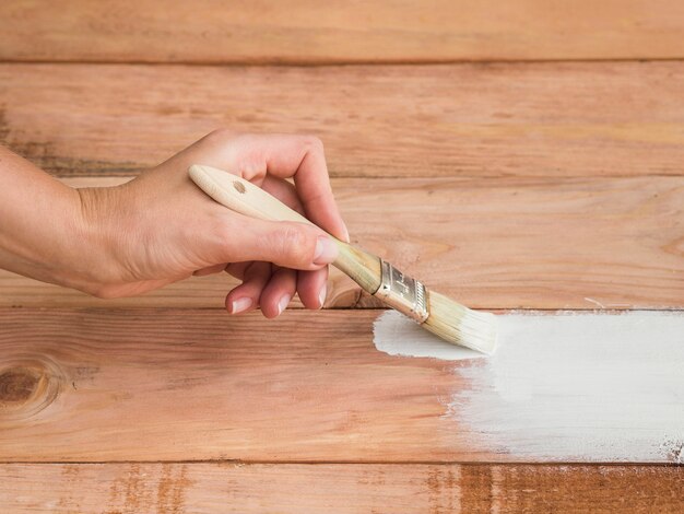 Mujer reparando un piso de madera